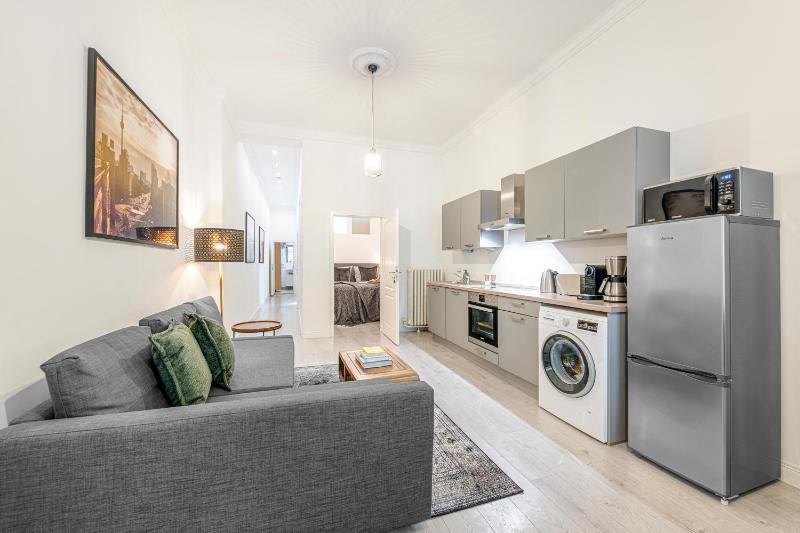 The Lohmeyerstr lI - Group Flat in Central Berlin Family-Friendly 2BR 4- 6 Guests - image 1