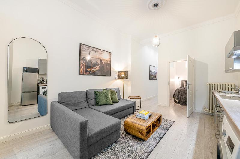 The Lohmeyerstr lI - Group Flat in Central Berlin Family-Friendly 2BR 4- 6 Guests - image 8