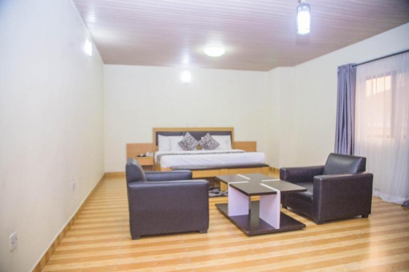 Pholax Hotel & Suites - image 12