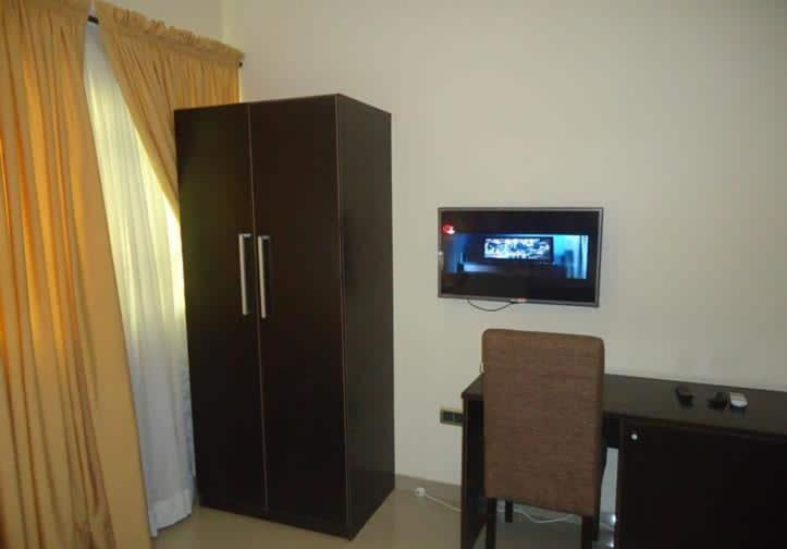 Pholax Hotel & Suites - image 3
