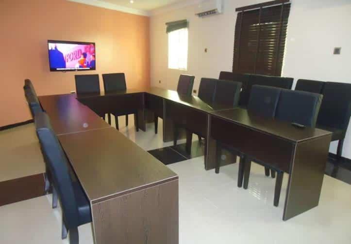 Pholax Hotel & Suites - image 11