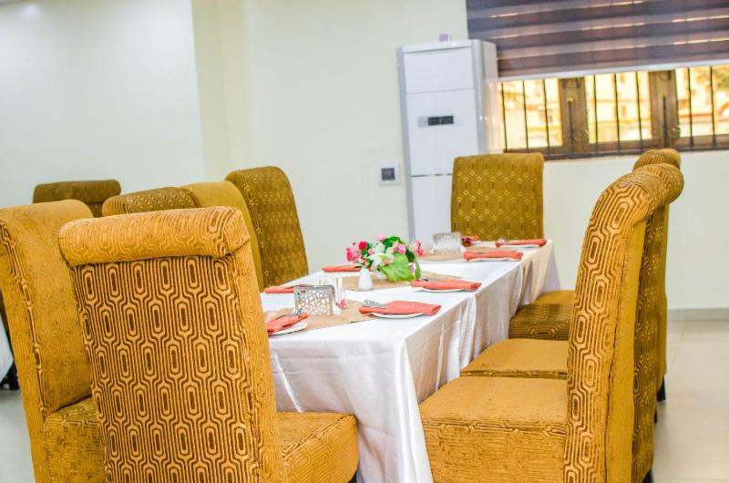 Pholax Hotel & Suites - image 6