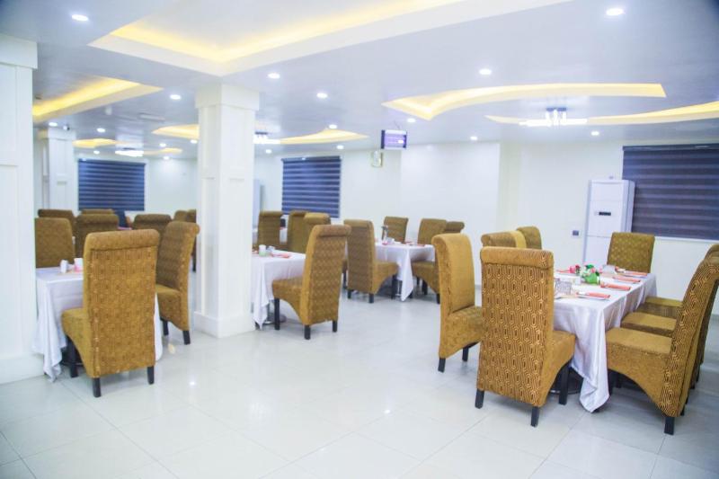 Pholax Hotel & Suites - image 4