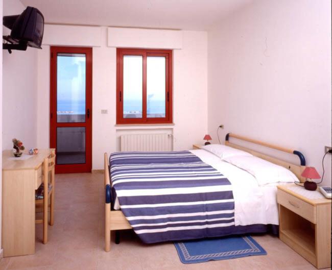 Double or Twin Room image 4
