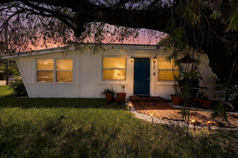 Tropical Yard near Las Olas sleeps 10 home - image 25