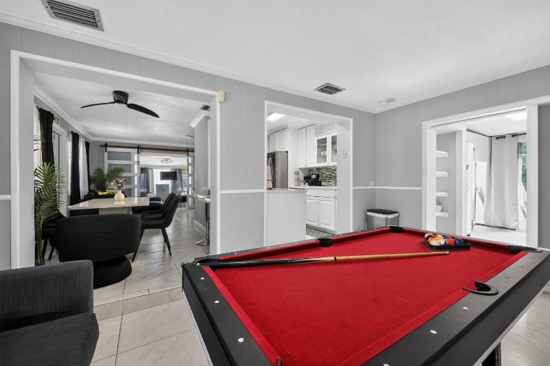 Tropical Yard near Las Olas sleeps 10 home - image 22