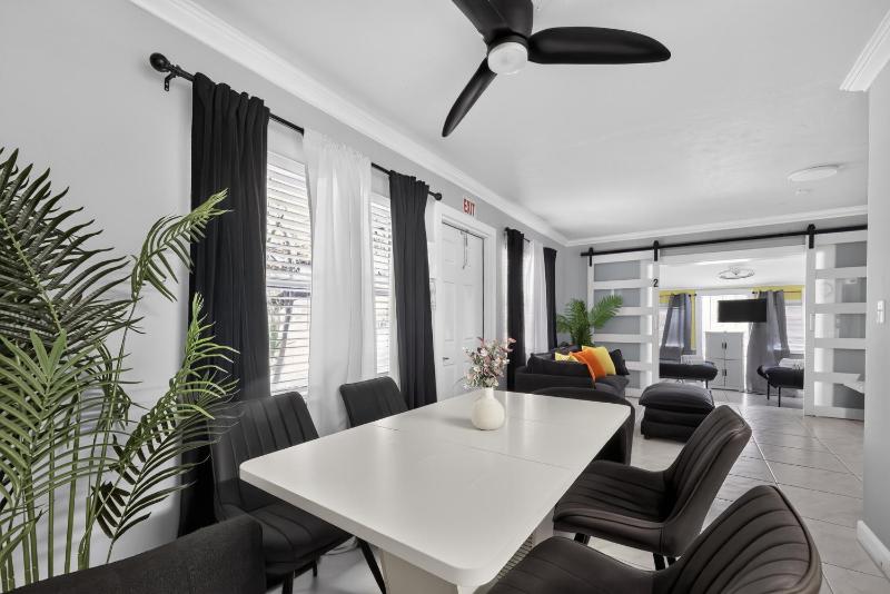 Tropical Yard near Las Olas sleeps 10 home - image 24