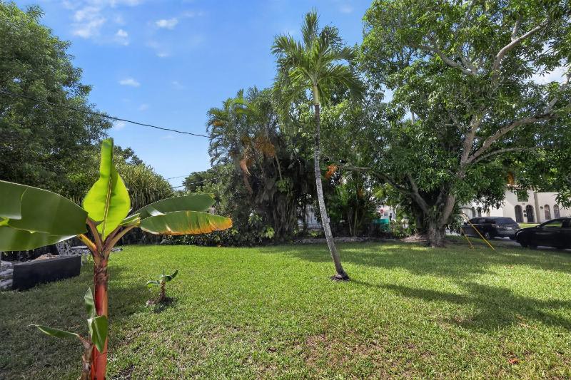 Tropical Yard near Las Olas sleeps 10 home - image 6