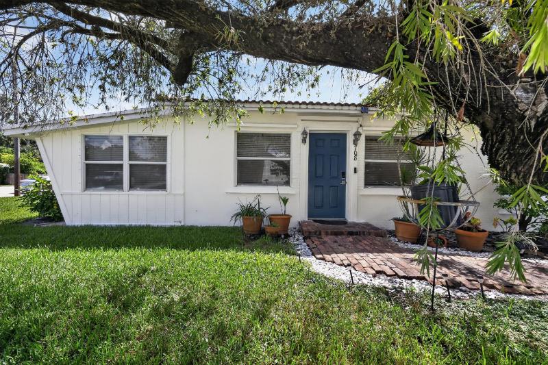 Tropical Yard near Las Olas sleeps 10 home - image 7