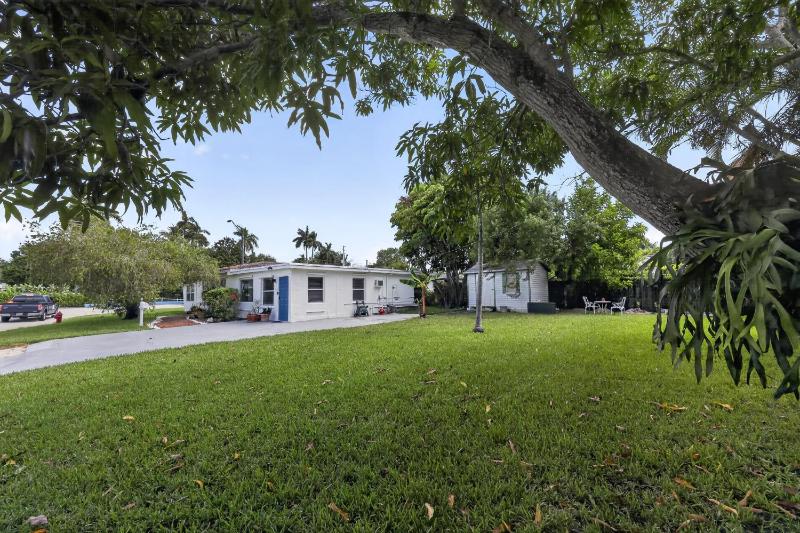 Tropical Yard near Las Olas sleeps 10 home - image 14