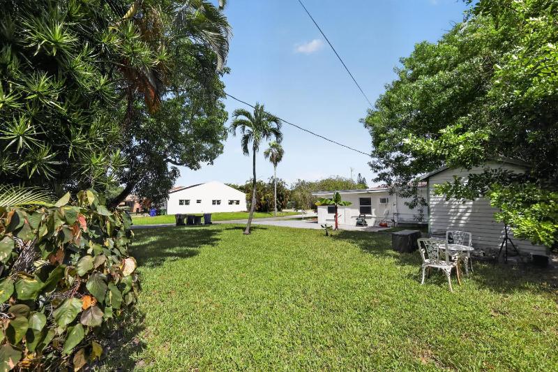 Tropical Yard near Las Olas sleeps 10 home - image 10