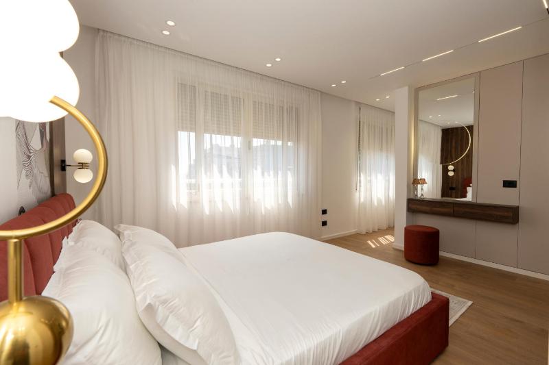 The Resident in Prime LocationLuxury Living - image 9