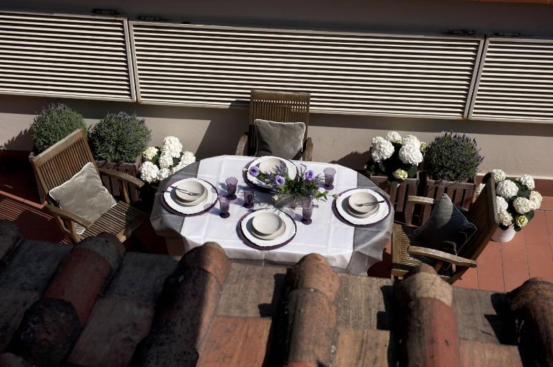 Suite with Terrace and City View image 4