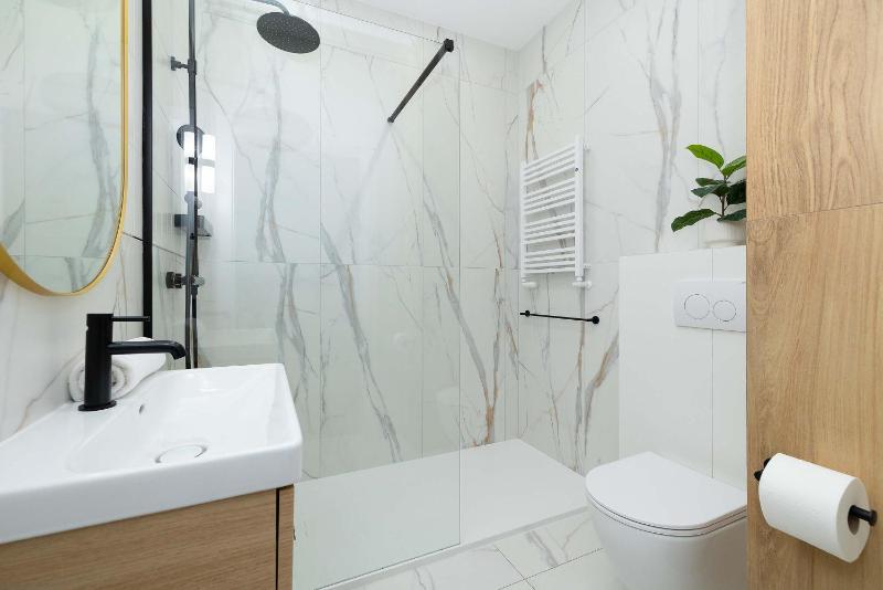 Cozy Apartment with Air conditioning in the City Centre by Noclegi Renters - image 16