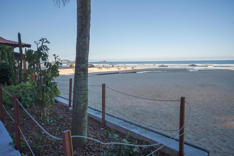 Apto c Churrasqueira a 220m da Praia Pitangueiras - image 12
