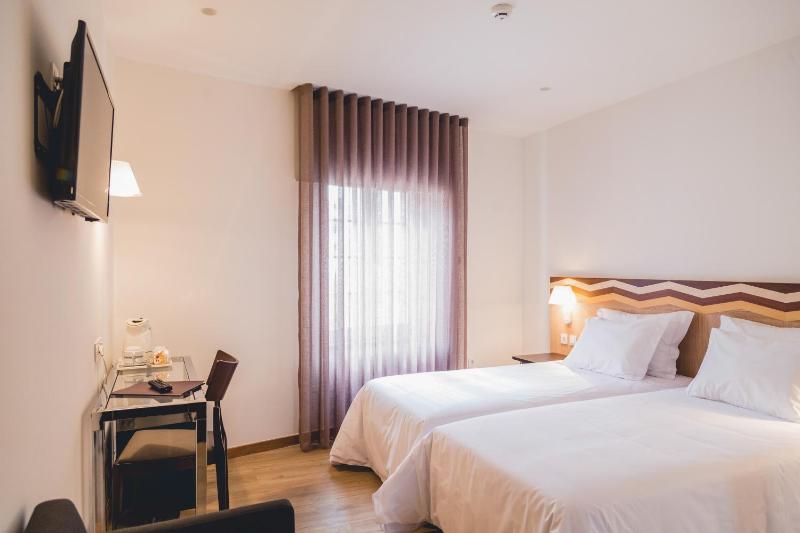 Twin Room image 3