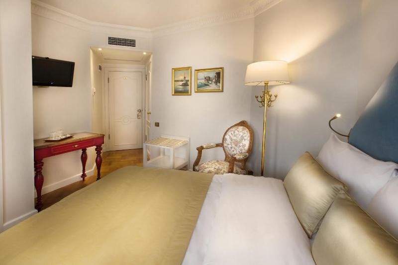 Single Room image 3