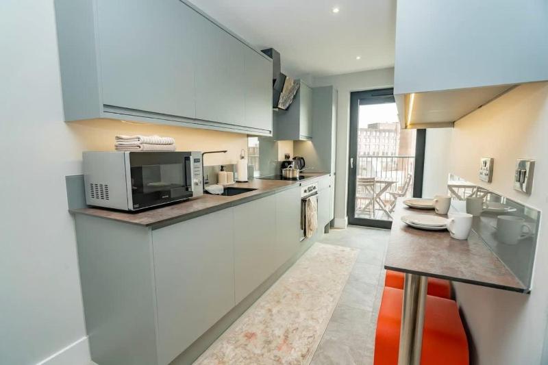 Spacious 1 Bedroom Leicester Apartment w Balcony - image 22