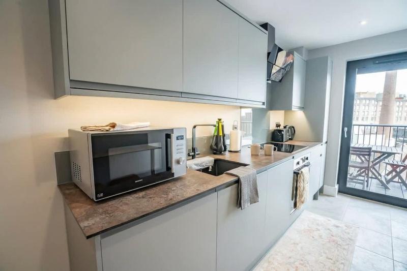 Spacious 1 Bedroom Leicester Apartment w Balcony - image 18