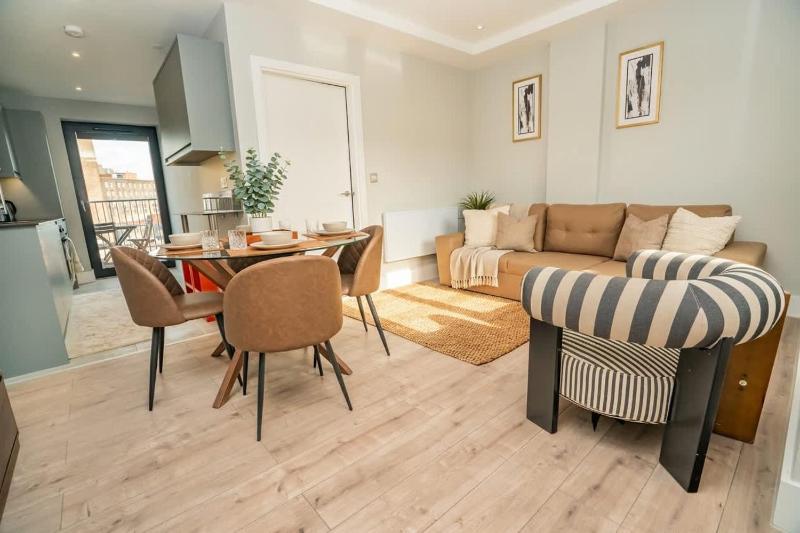 Spacious 1 Bedroom Leicester Apartment w Balcony - image 14