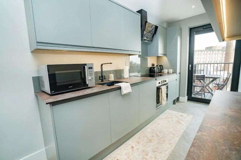 Spacious 1 Bedroom Leicester Apartment w Balcony - image 19