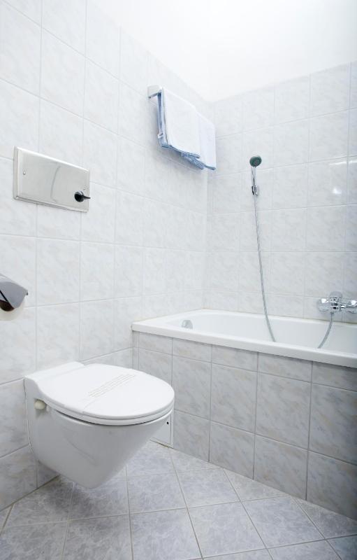 Classic Triple Room with City View image 3