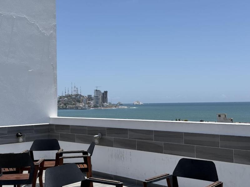 Con Alberca y Jacuzzi a unas Calles del Malecon - image 4