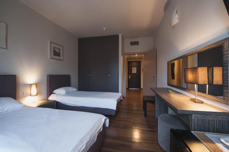 Twin Room image 2