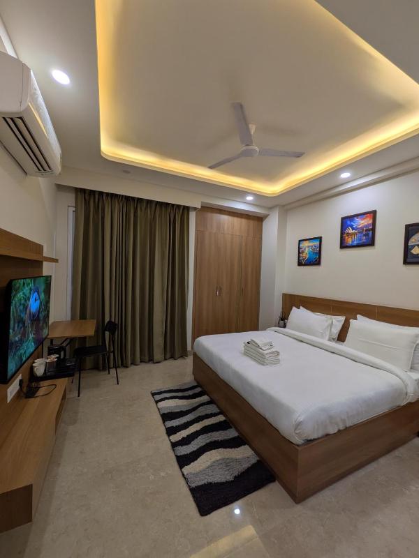 The Lodgers Luxury 2 BHK Apartment Near Sector 42 Gurugram - image 2