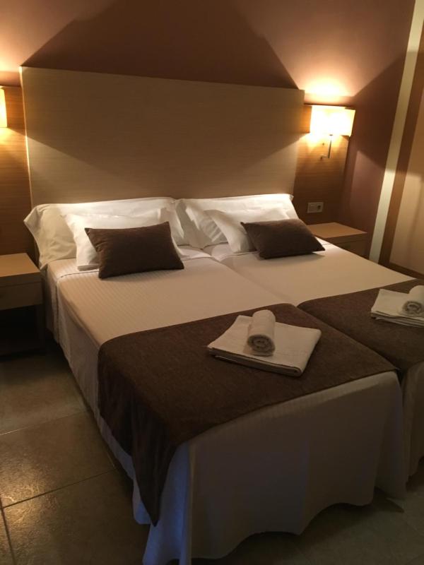 Twin Room image 3