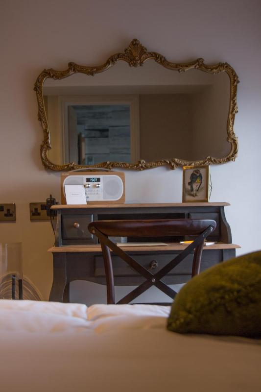 Superior King Room image 3
