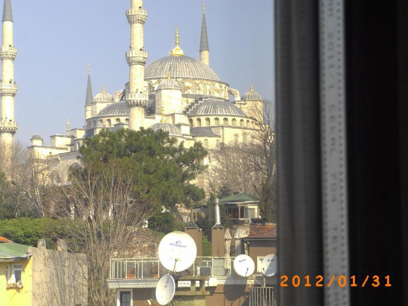 Triple Room with Garden View image 3