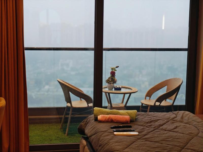 Luxurious suite with city view - image 4