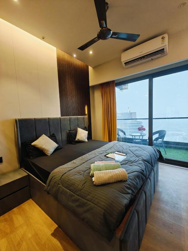 Luxurious suite with city view - image 6