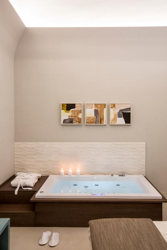 Deluxe Suite with Spa Bath image 3