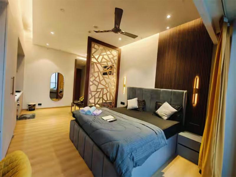 Luxurious suite with city view - image 9