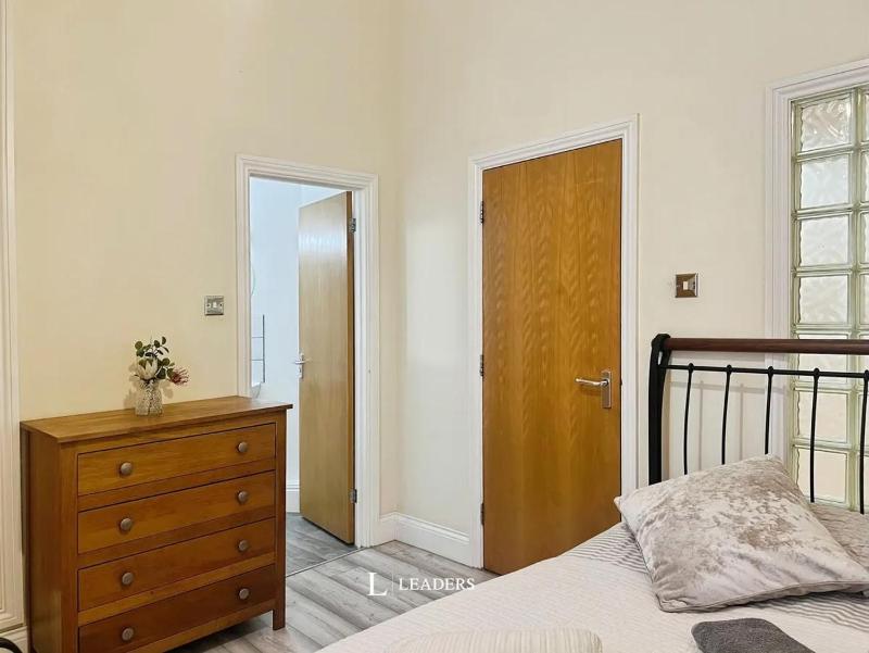 Super Central Super Spacious City centre apartment Parking Sleeps 6 - image 7