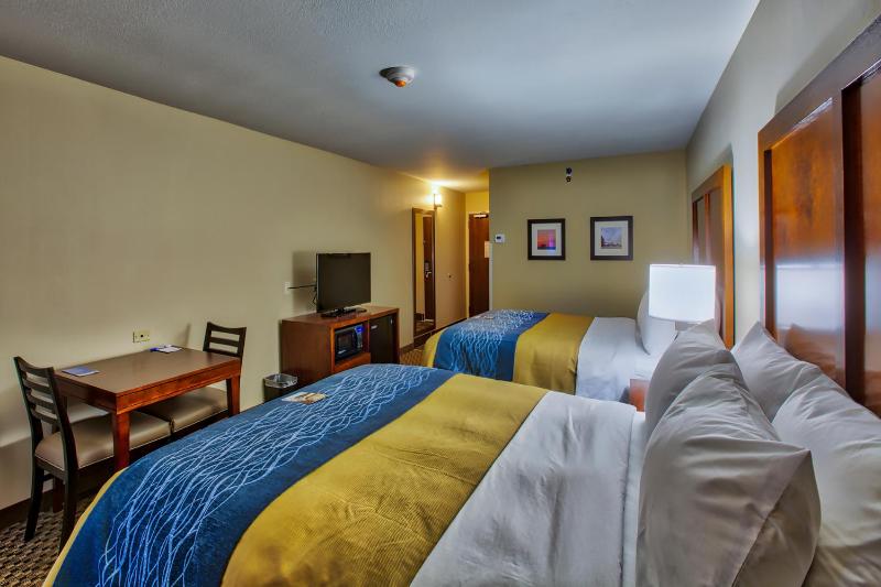 Queen Room with Two Queen Beds - Non-Smoking image 1
