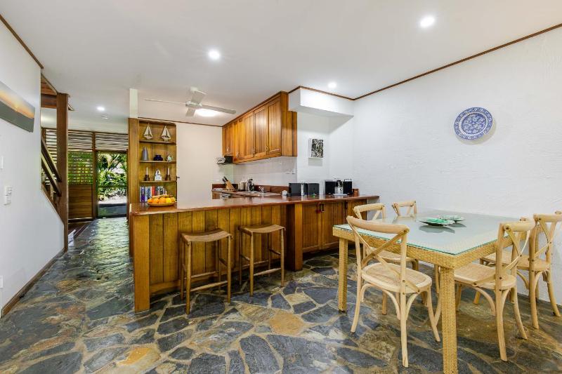 Spindrift Townhouse 3 - The Coral Sea At Your Door - image 6