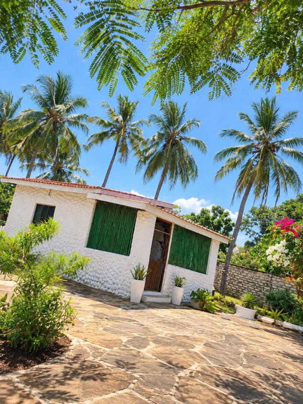 Swahili-Style 1-Bedroom Very Near Diani Beach - image 1