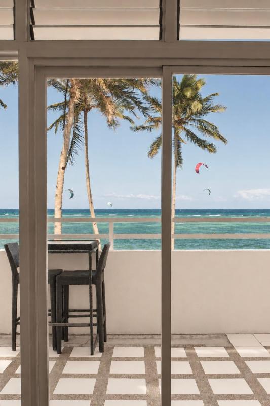 Absolute Beachfront Studio with Kitchen & Balcony - image 10