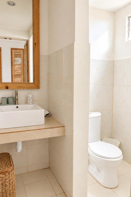 Absolute Beachfront Studio with Kitchen & Balcony - image 16