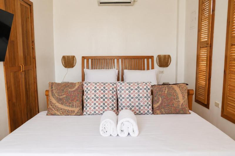 Absolute Beachfront Studio with Kitchen & Balcony - image 14