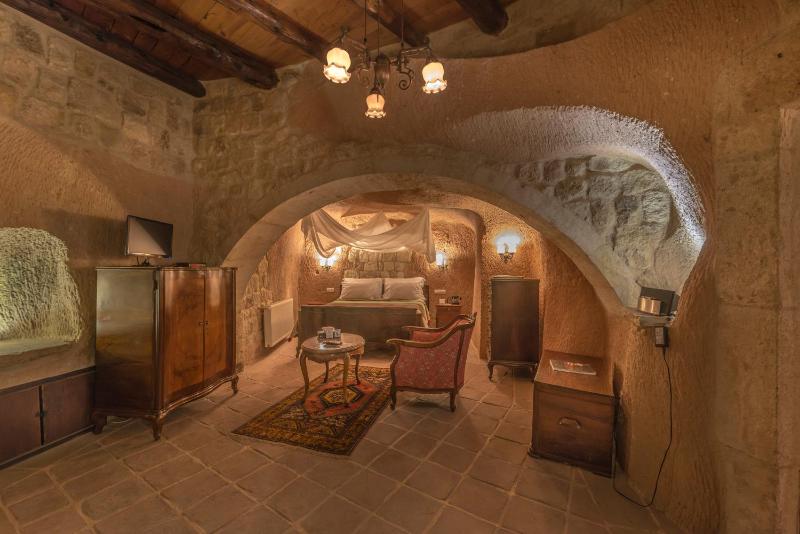 Standard Cave Room image 2