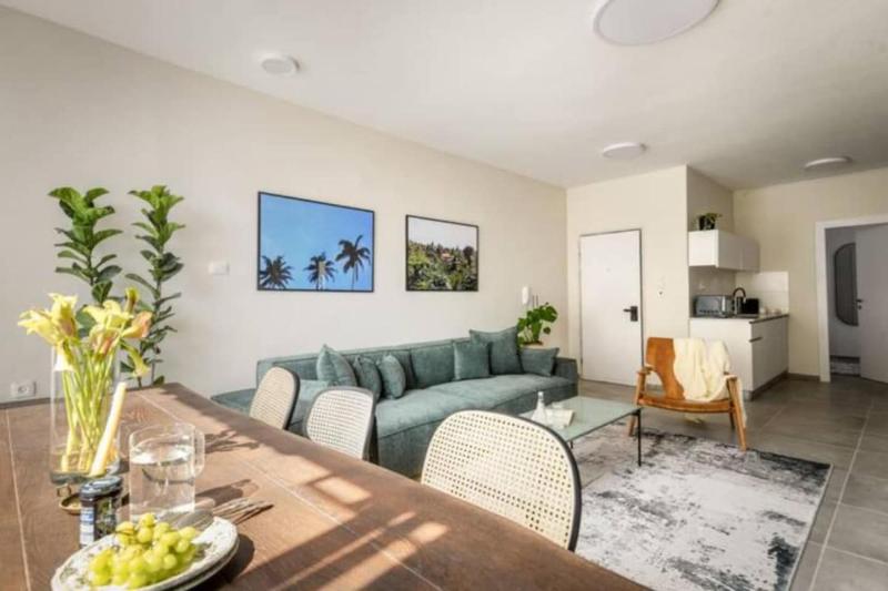 Spacious Bright 3BR Apartment - image 8
