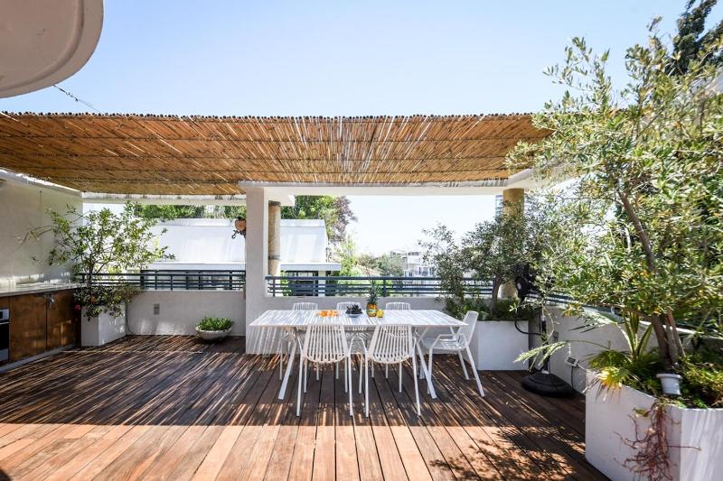 Spacious 3BR Penthouse w Rooftop 7 min from Beach - image 11