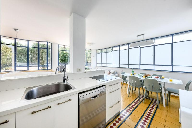 Spacious 3BR Penthouse w Rooftop 7 min from Beach - image 14