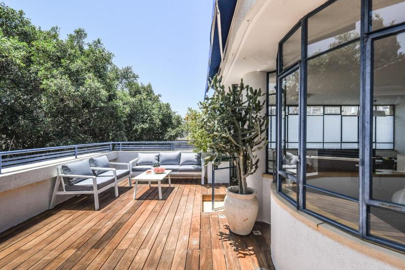 Spacious 3BR Penthouse w Rooftop 7 min from Beach - image 7