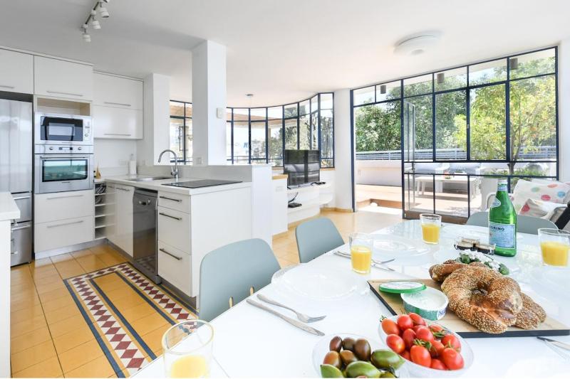Spacious 3BR Penthouse w Rooftop 7 min from Beach - image 2