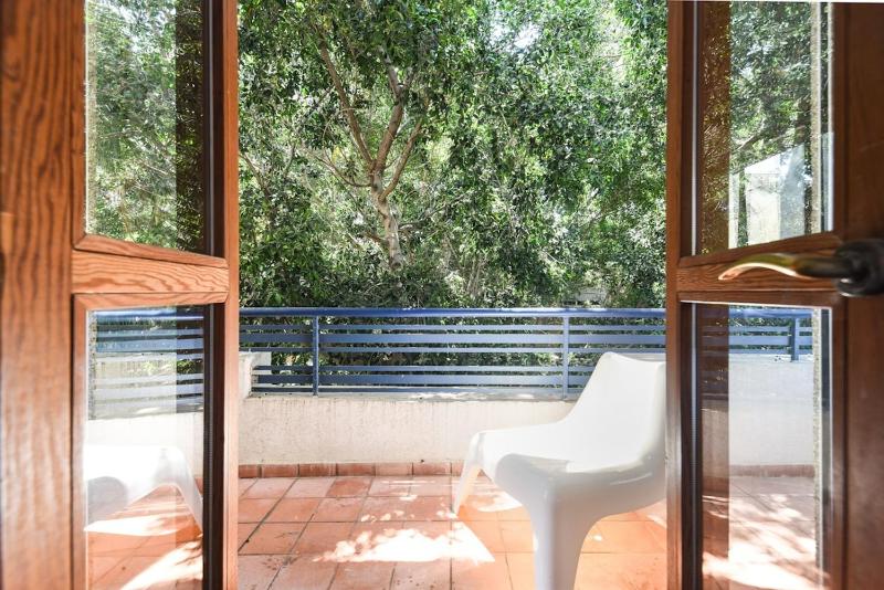 Spacious 3BR Penthouse w Rooftop 7 min from Beach - image 5